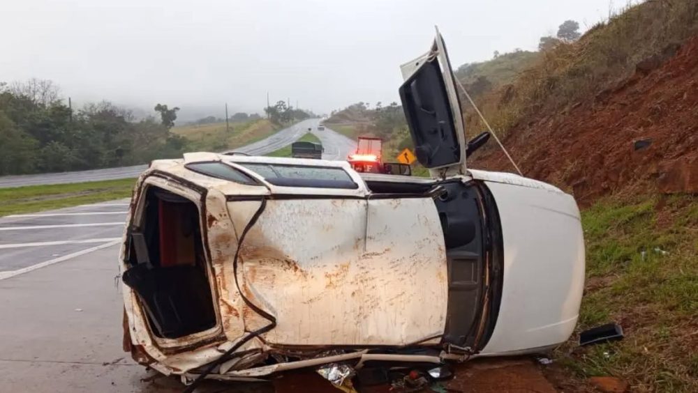 Casal fica ferido após carro sair da pista e capota na rodovia BR-163 Imagem referente a Casal fica ferido após carro sair da pista e capota na rodovia BR-163