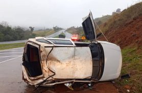 Casal fica ferido após carro sair da pista e capota na rodovia BR-163