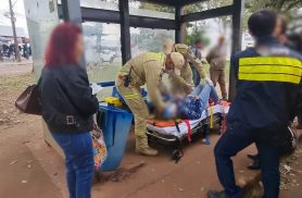 Idosa de 71 anos é atropelada por moto na Rua Jacarezinho
