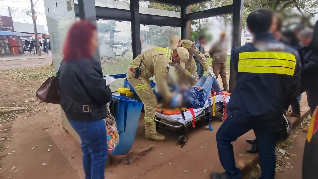 Idosa de 71 anos é atropelada por moto na Rua Jacarezinho