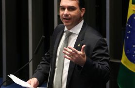 PGR pede que Flávio Bolsonaro seja ouvido por calúnia contra Lula