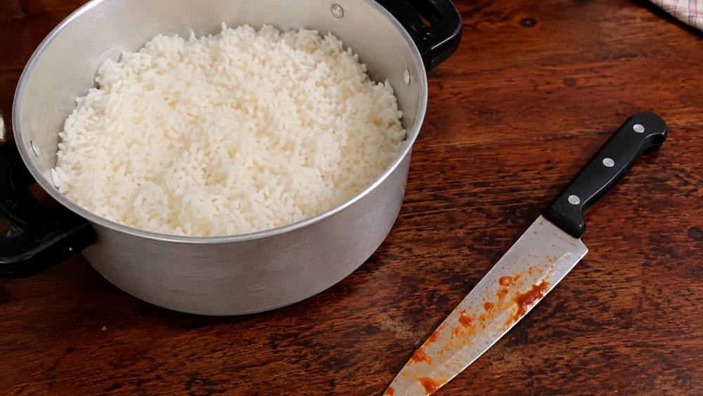 Homem reclama do arroz no jantar e é esfaqueado pela companheira Imagem referente a Homem reclama do arroz no jantar e é esfaqueado pela companheira