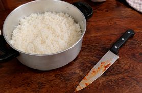 Homem reclama do arroz no jantar e é esfaqueado pela companheira Homem reclama do arroz no jantar e é esfaqueado pela companheira
