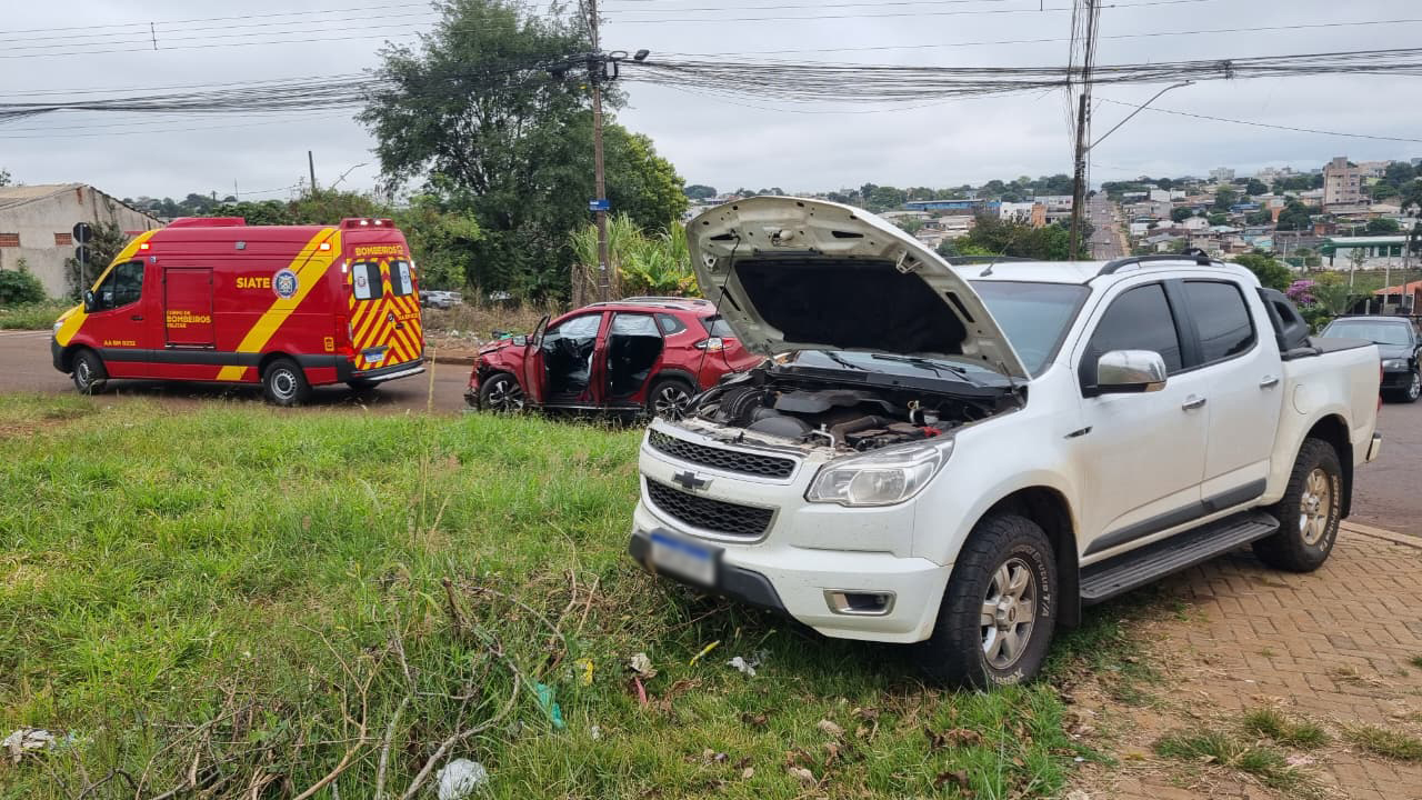Mãe e Filho ficam feridos após acidente entre Tracker e S10, no Santa Cruz