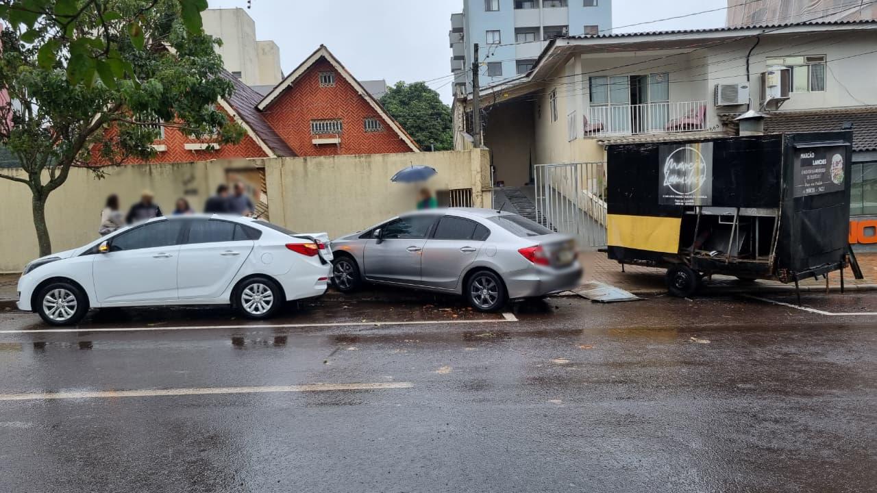 Motorista passa mal e causa acidente em cruzamento no Centro