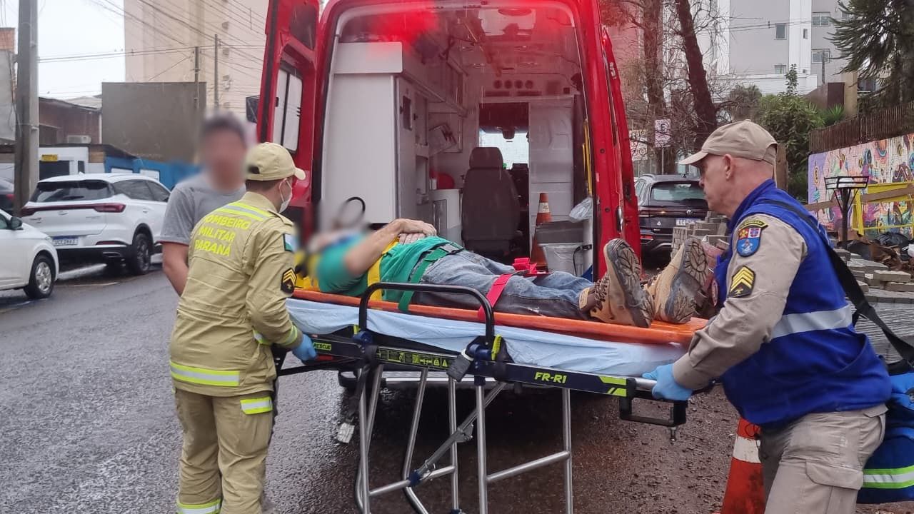 Trabalhador é socorrido após sofrer queda em obra no Centro