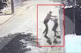 Crime em vídeo: identificada mulher morta a facadas em feminicídio no meio da rua