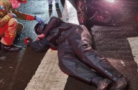 Acidente entre moto e carro deixa vítima no asfalto no Centro