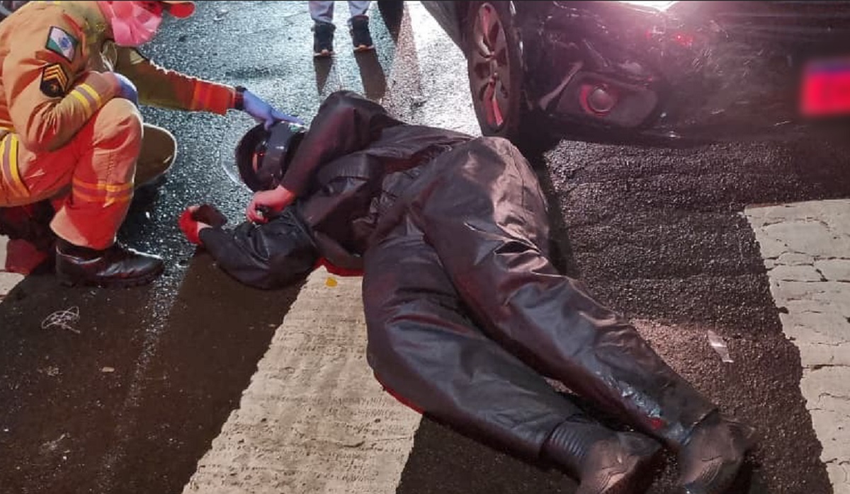 Acidente entre moto e carro deixa vítima no asfalto no Centro