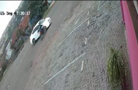 Câmera de segurança registra colisão entre carro e motocicleta no Bairro Brasmadeira