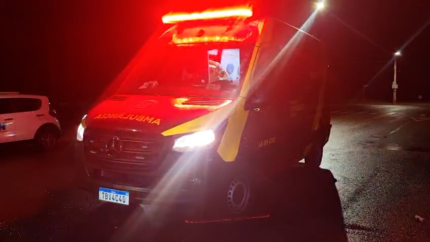 Motociclista fica ferida após cair em buraco no Bairro Tropical