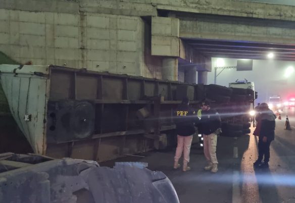 Baú de carreta se desprende durante curva e tomba no Trevo Cataratas, em Cascavel