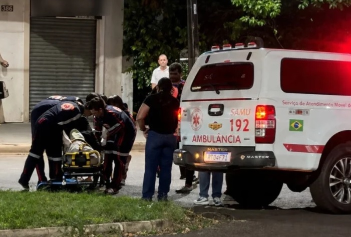 Motociclista fica em estado grave após violenta batida com carro em Maringá Imagem referente a Motociclista fica em estado grave após violenta batida com carro em Maringá