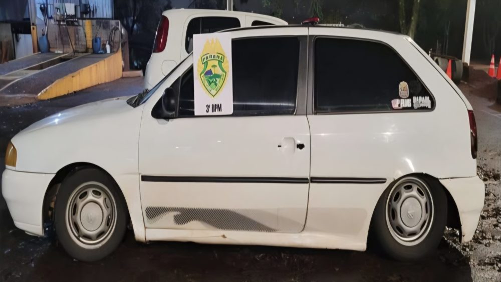 Gol com suspensão rebaixada e licenciamento atrasado desde 2022 é apreendido pela PM Imagem referente a Gol com suspensão rebaixada e licenciamento atrasado desde 2022 é apreendido pela PM