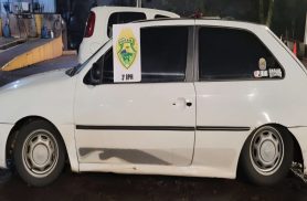 Gol com suspensão rebaixada e licenciamento atrasado desde 2022 é apreendido pela PM