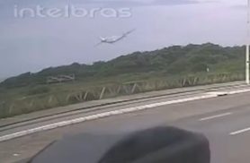 Avião de pequeno porte cai na restinga de Meia Praia, em Navegantes