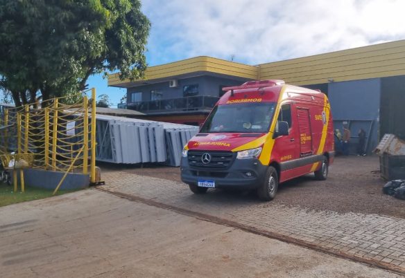 Homem sofre fratura exposta após ser atingido por empilhadeira em núcleo industrial de Cascavel