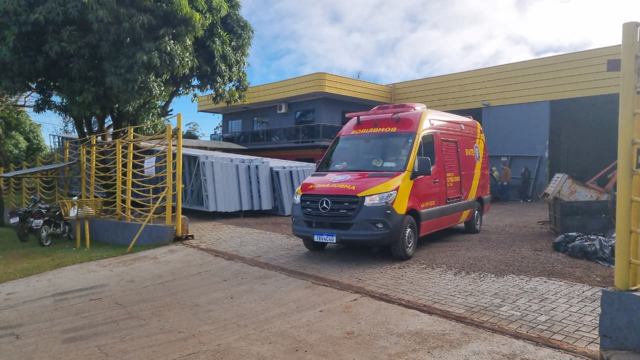 Homem sofre fratura exposta após ser atingido por empilhadeira em núcleo industrial de Cascavel