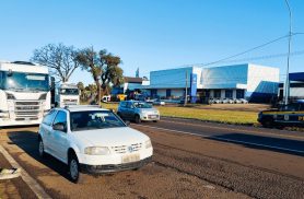 Caminhão e carro se envolvem em colisão na rodovia BR-277, na Região do Turisparque