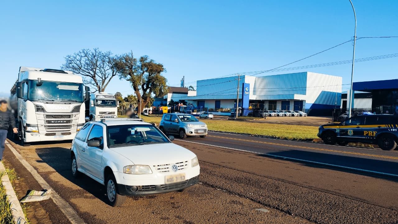 Caminhão e carro se envolvem em colisão na rodovia BR-277, na Região do Turisparque