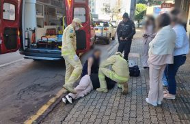 Chegando no trabalho, mulher sofre queda de moto no Centro