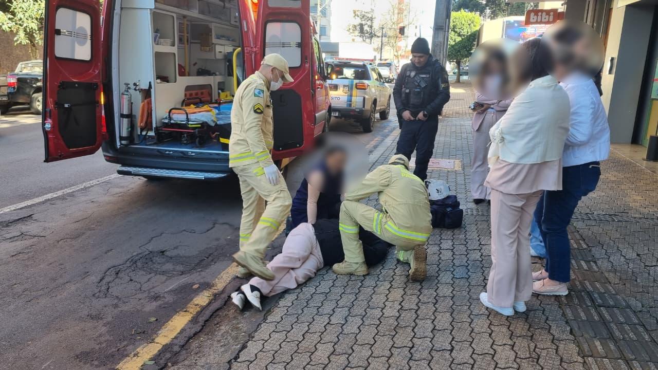Chegando no trabalho, mulher sofre queda de moto no Centro