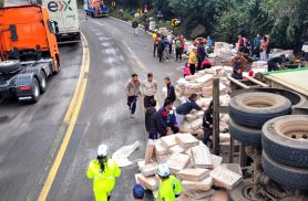 Motorista tem braço amputado em tombamento e índigenas saqueiam carga de frango na BR-277