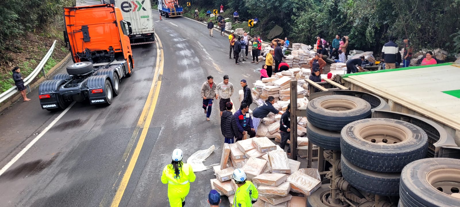 Motorista tem braço amputado em tombamento e índigenas saqueiam carga de frango na BR-277