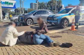 Motociclista tem fratura na perna após colisão na Avenida Brasil, no Centro de Cascavel