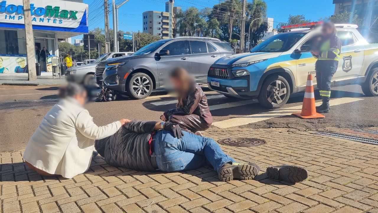 Motociclista tem fratura na perna após colisão na Avenida Brasil, no Centro de Cascavel