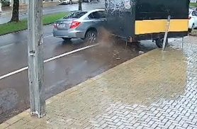 Veja momento em que Civic bate em trailer de lanches após motorista passar mal