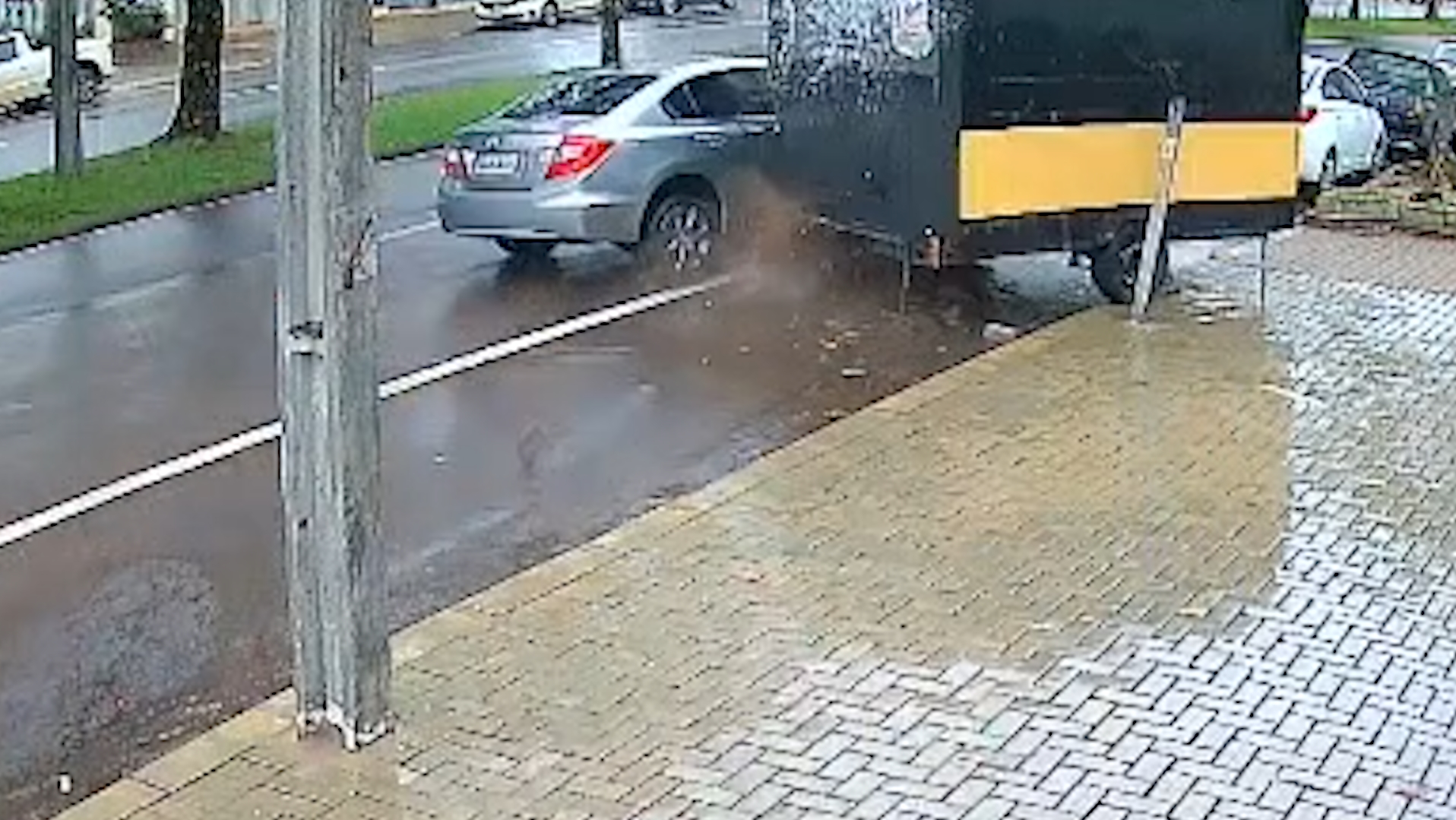 Veja momento em que Civic bate em trailer de lanches após motorista passar mal