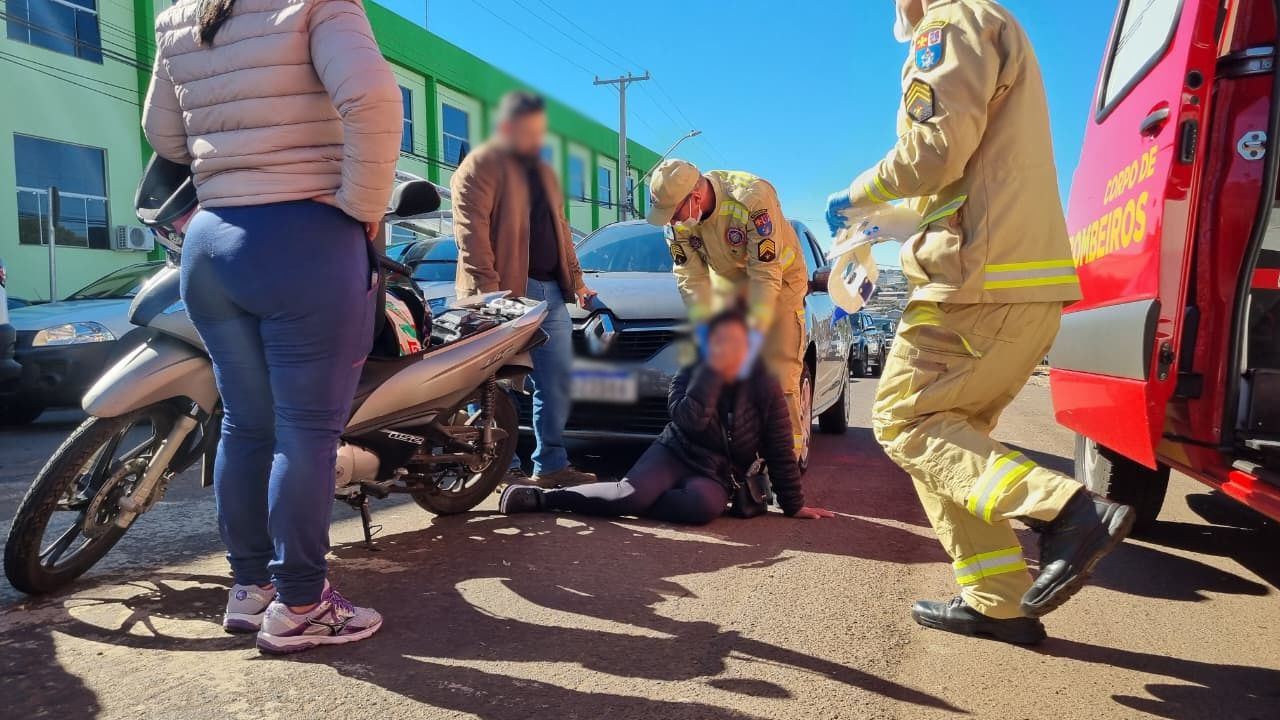 Motociclista é prensada entre carros em acidente na Rua Cuiabá