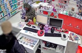 "E quanto dinheiro tem no caixa?"; bandido se passa por cliente e rouba R$ 550,00 em farmácia
