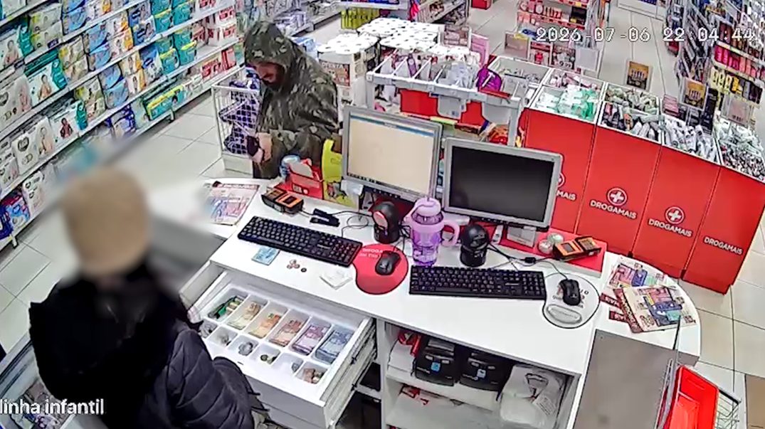 “E quanto dinheiro tem no caixa?”; bandido se passa por cliente e rouba R$ 550,00 em farmácia