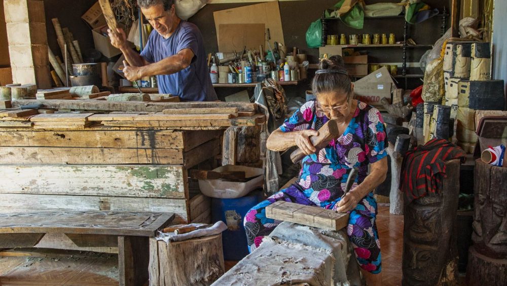 Imagem referente a Família da escultora Conceição dos Bugres apresenta suas obras no Rio