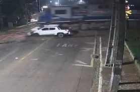 Câmeras flagram caminhonete atingida por trem em Jandaia do Sul; motorista fica ferido