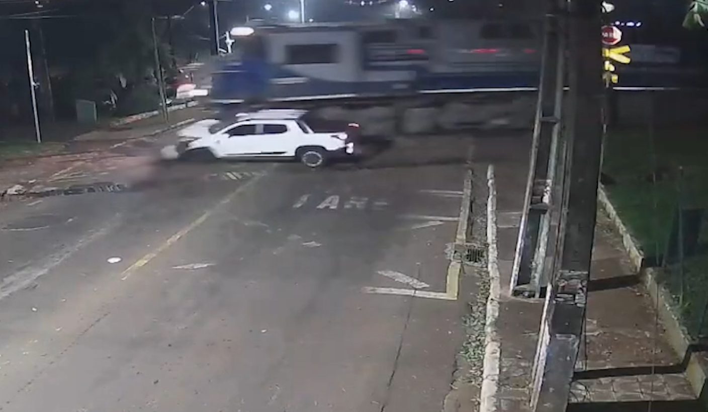 Câmeras flagram caminhonete atingida por trem em Jandaia do Sul; motorista fica ferido