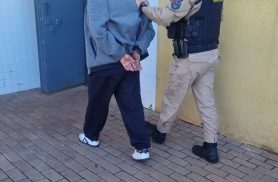 Homem descumpre medida protetiva contra a ex e é preso pela PM