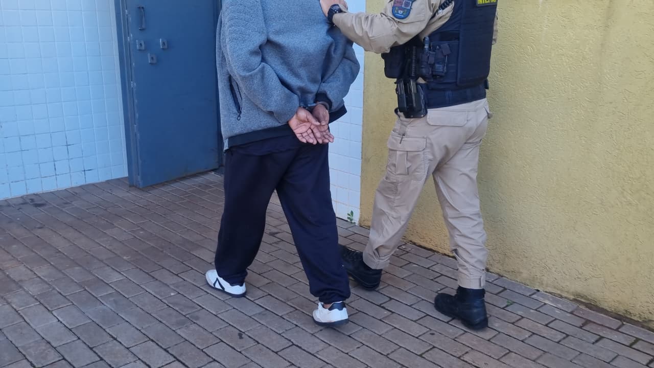 Homem descumpre medida protetiva contra a ex e é preso pela PM