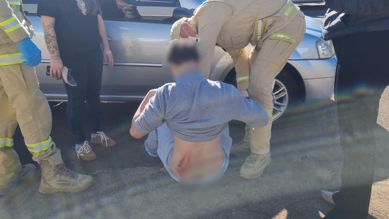 Adolescente de moto elétrica fica ferido em acidente de trânsito no Santo Onofre