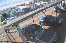 Clio sai de estacionamento, atinge Cobalt e se evade de ré