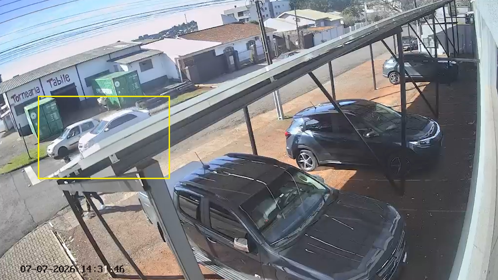 Clio sai de estacionamento, atinge Cobalt e se evade de ré