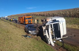 Homem morre em grave acidente envolvendo dois carros e um caminhão na PR-239, em Iracema do Oeste