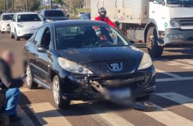 Peugeot tem para-choque arrancado em acidente de trânsito em Cascavel