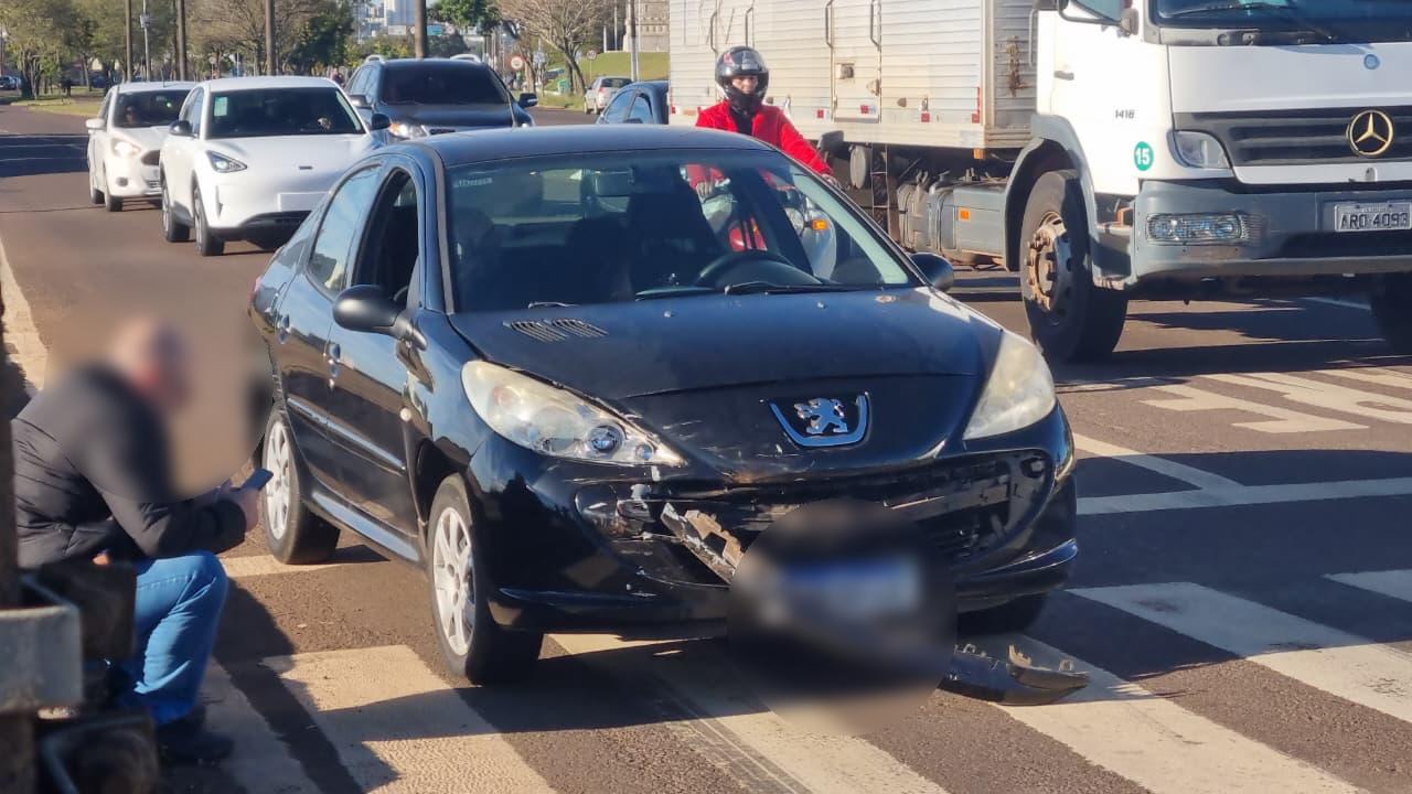 Peugeot tem para-choque arrancado em acidente de trânsito em Cascavel