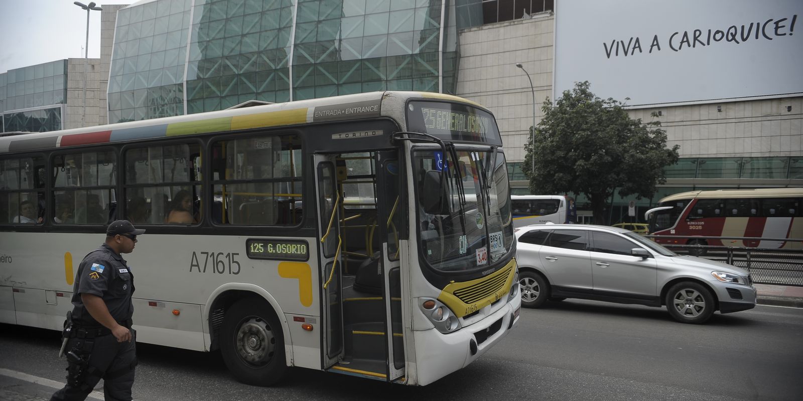 Imagem referente a Rodoviários do Rio decidem continuar em estado de greve até amanhã