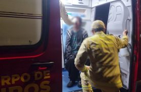 Homem de 56 anos cai na rua Tchucarramães, em Cascavel, e é socorrido pelo Siate