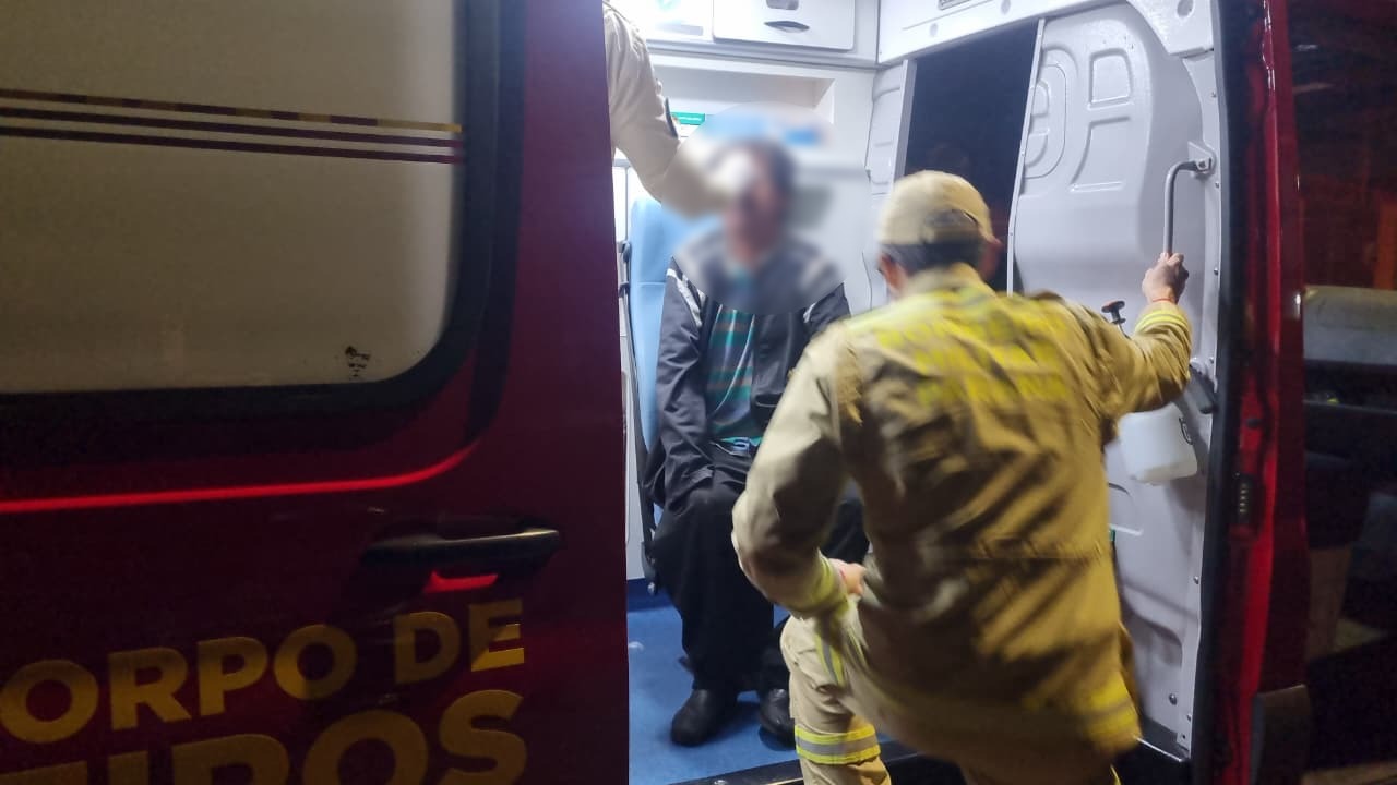 Homem de 56 anos cai na rua Tchucarramães, em Cascavel, e é socorrido pelo Siate