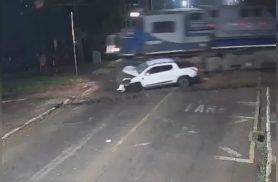 Câmeras flagram caminhonete atingida por trem em Jandaia do Sul